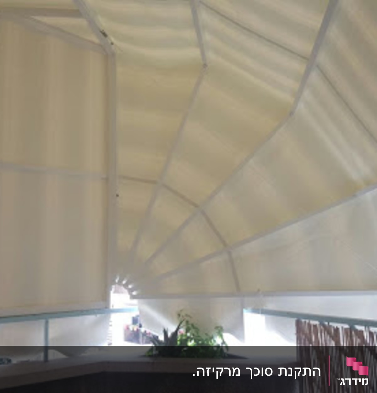 סוכך לבן מתוח מעל מרפסת עם צמחייה